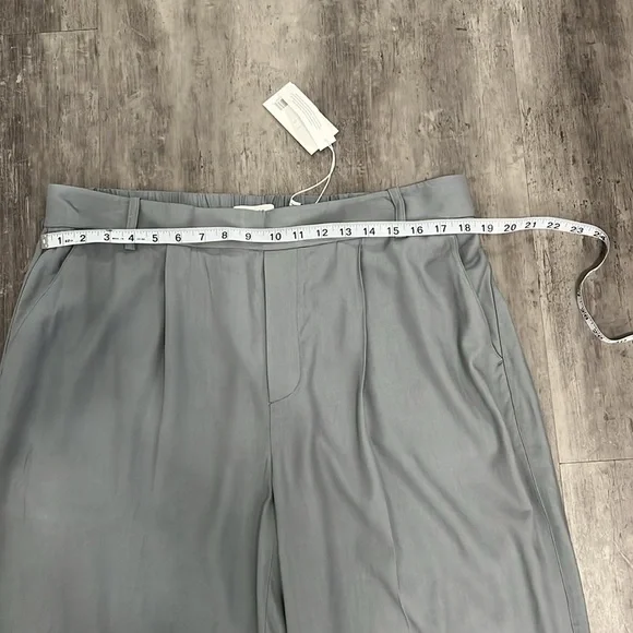 Vince NWT Pleated Dress Pants Size XL Gray 100% Viscose - Picture 2 of 9